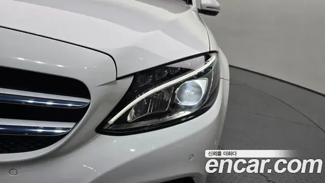 Mercedes-Benz C-Class 2018 — Photo 10/30
