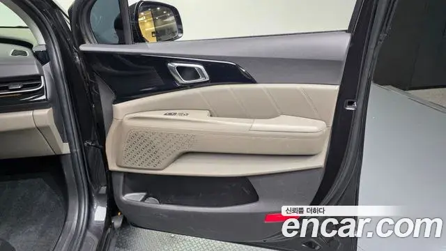 Kia Carnival 2023 — ფოტო 2/36