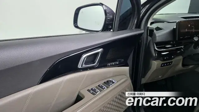 Kia Carnival 2023 — ფოტო 18/36