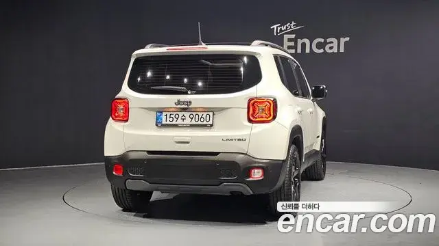 Jeep Renegade 2023 — ფოტო 19/31
