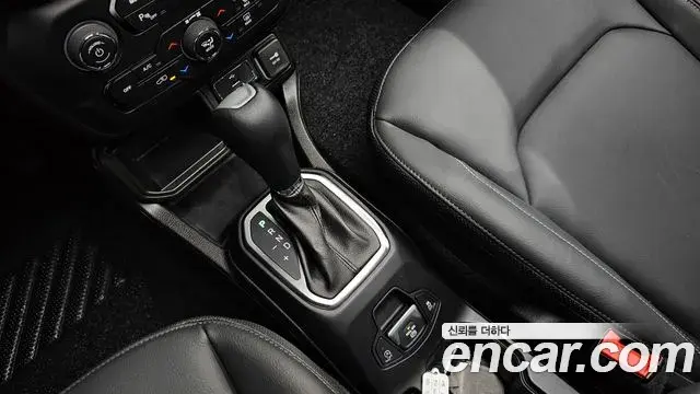 Jeep Renegade 2023 — ფოტო 22/31