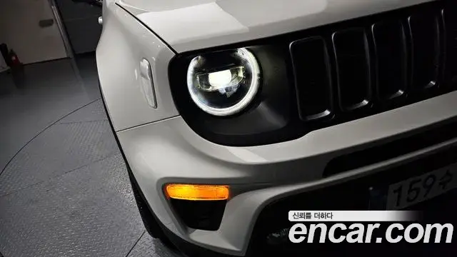 Jeep Renegade 2023 — ფოტო 17/31