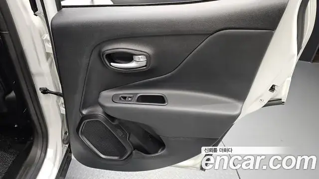 Jeep Renegade 2023 — ფოტო 24/31