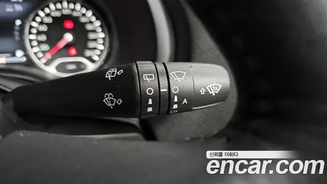 Jeep Renegade 2023 — ფოტო 13/31