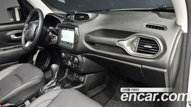 Jeep Renegade 2023 — ფოტო 26/31