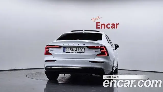 Volvo S60 2023 — Şəkil 10/38