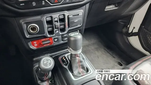 Jeep Wrangler 2019 — Şəkil 22/33
