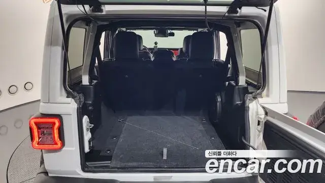 Jeep Wrangler 2019 — Şəkil 31/33