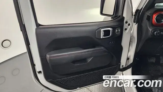 Jeep Wrangler 2019 — Şəkil 18/33