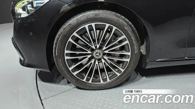Mercedes-Benz S-Class 2024 — Photo 27/33