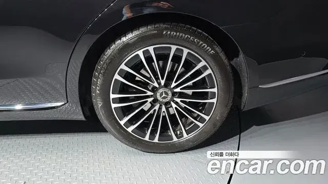 Mercedes-Benz S-Class 2024 — Photo 3/33