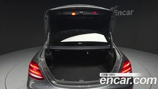 Mercedes-Benz E-Class 2019 — Фото 20/20