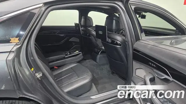 Audi A8 2021 — ფოტო 18/20