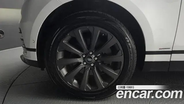 Land Rover Range Rover Velar 2018 — Photo 28/33