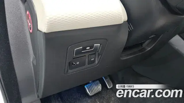 Land Rover Range Rover Velar 2018 — Photo 12/33