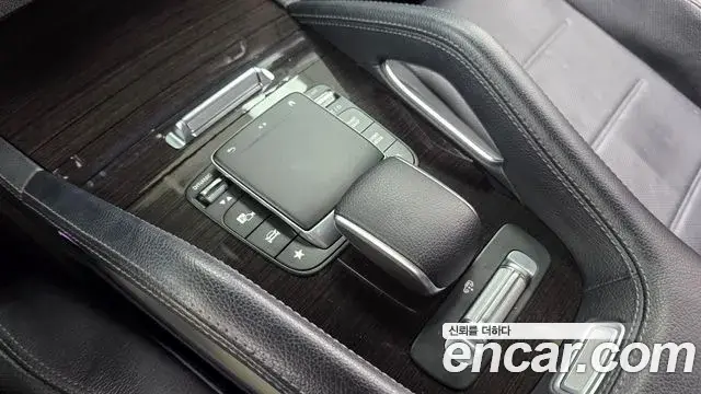 Mercedes-Benz GLE-Class 2021 — ფოტო 17/20