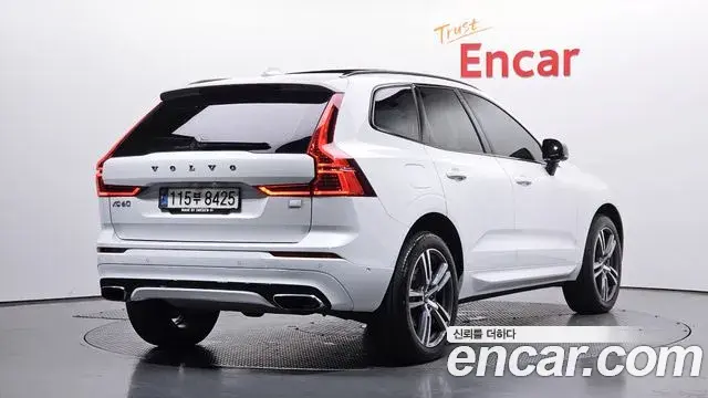 Volvo XC60 2021 — Şəkil 26/32