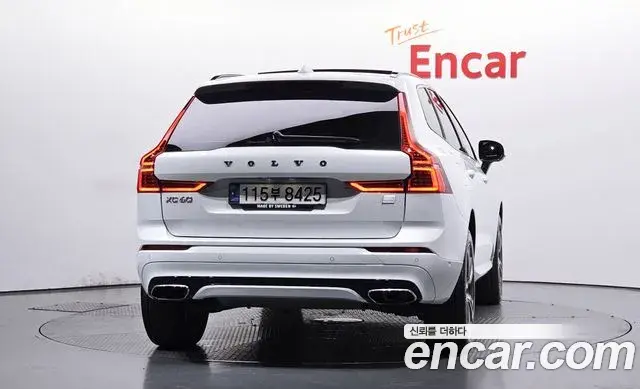 Volvo XC60 2021 — Şəkil 18/32