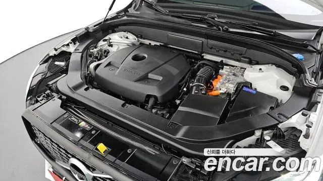 Volvo XC60 2021 — Şəkil 22/32