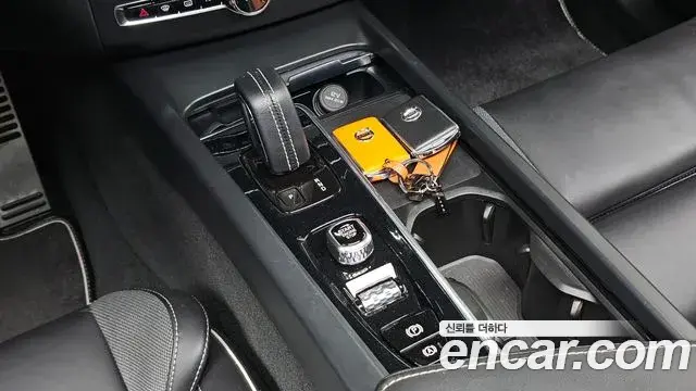 Volvo XC60 2021 — Şəkil 28/32