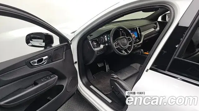 Volvo XC60 2021 — Şəkil 23/32