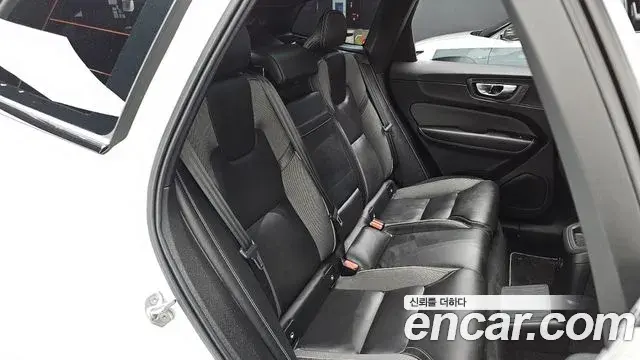 Volvo XC60 2021 — Şəkil 14/32