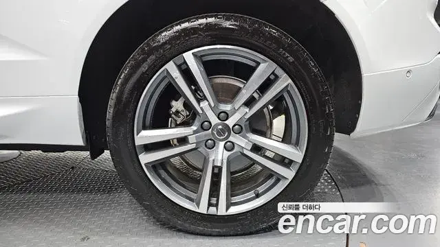 Volvo XC60 2021 — Şəkil 13/32