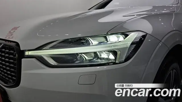 Volvo XC60 2021 — Şəkil 9/32