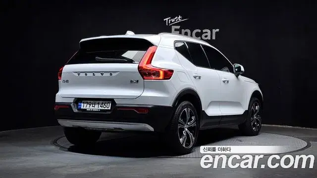 Volvo XC40 2022 — ფოტო 23/30