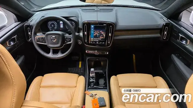 Volvo XC40 2022 — ფოტო 17/30