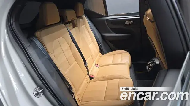 Volvo XC40 2022 — ფოტო 13/30