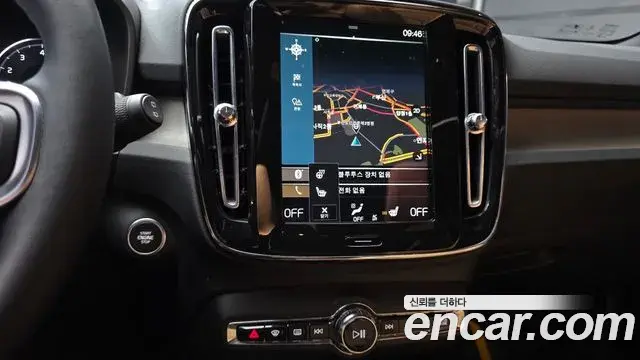 Volvo XC40 2022 — ფოტო 27/30