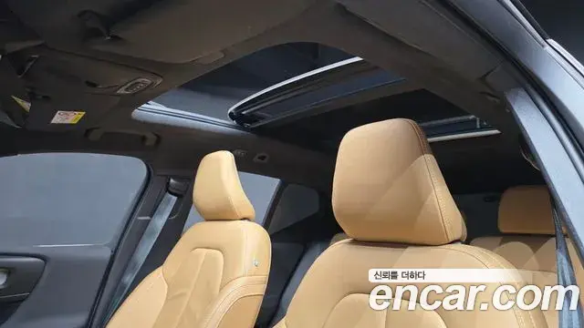 Volvo XC40 2022 — ფოტო 26/30