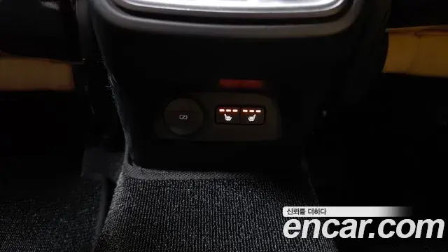 Volvo XC40 2022 — ფოტო 8/30