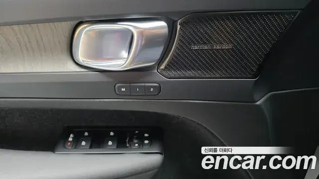 Volvo XC40 2022 — ფოტო 1/30