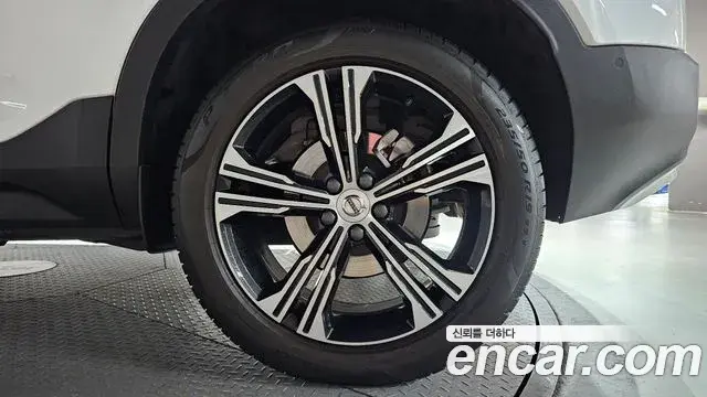 Volvo XC40 2022 — ფოტო 10/30