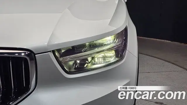 Volvo XC40 2022 — ფოტო 29/30