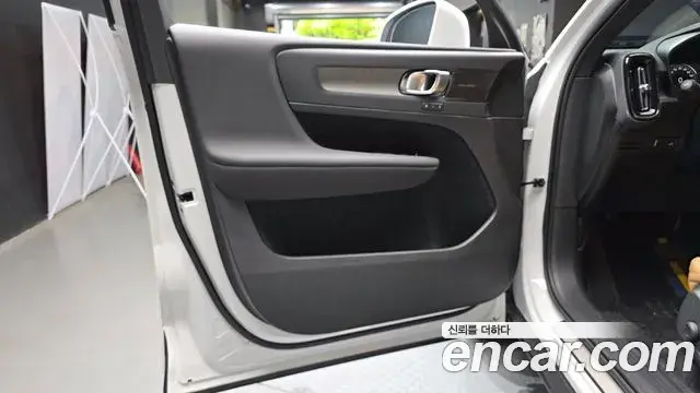 Volvo XC40 2022 — ფოტო 28/30