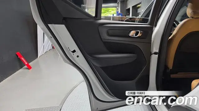 Volvo XC40 2022 — ფოტო 19/30