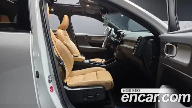 Volvo XC40 2022 — ფოტო 25/30