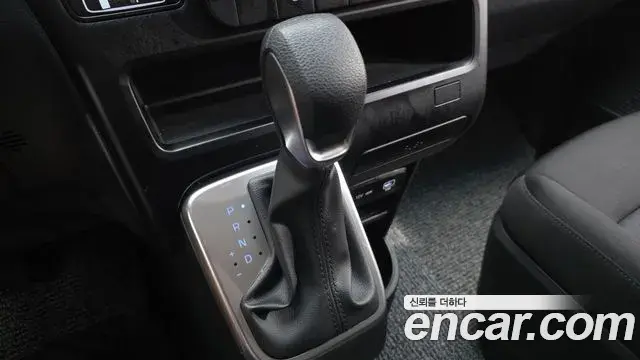 Hyundai Staria 2025 — Photo 6/20