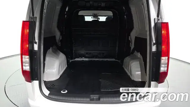 Hyundai Staria 2025 — Photo 15/20