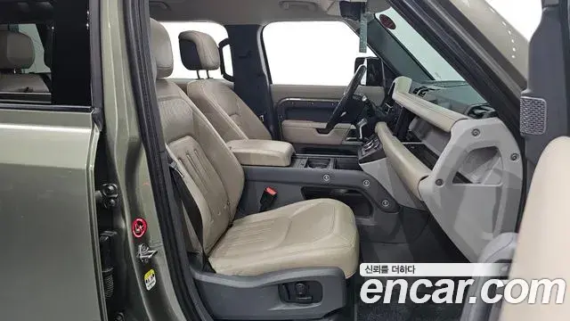 Land Rover Defender 2021 — Photo 2/34