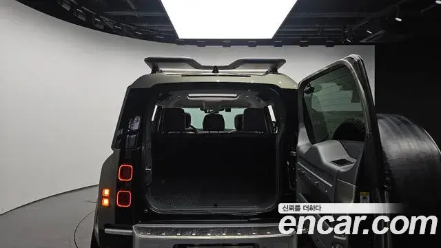 Land Rover Defender 2021 — Photo 19/34
