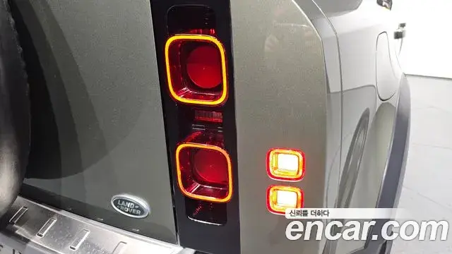 Land Rover Defender 2021 — Photo 33/34