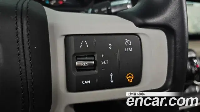 Land Rover Defender 2021 — Photo 25/34