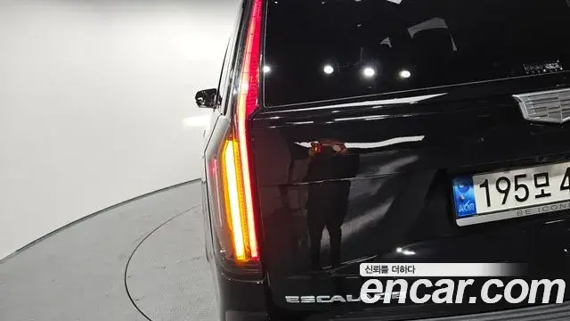 Cadillac Escalade 2023 — ფოტო 23/31