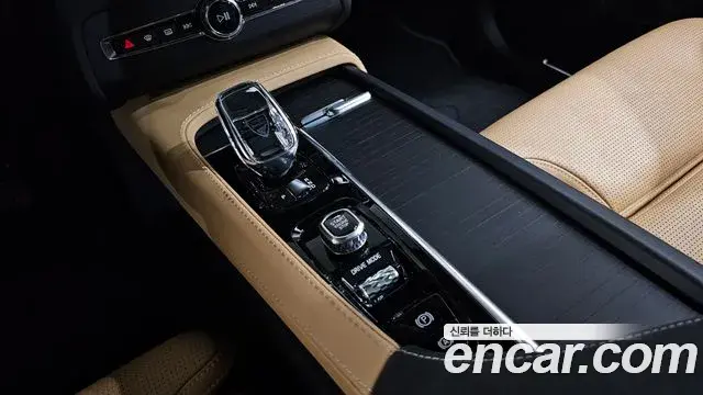 Volvo XC90 2021 — ფოტო 30/36