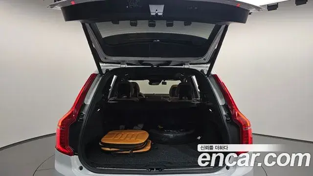 Volvo XC90 2021 — ფოტო 8/36