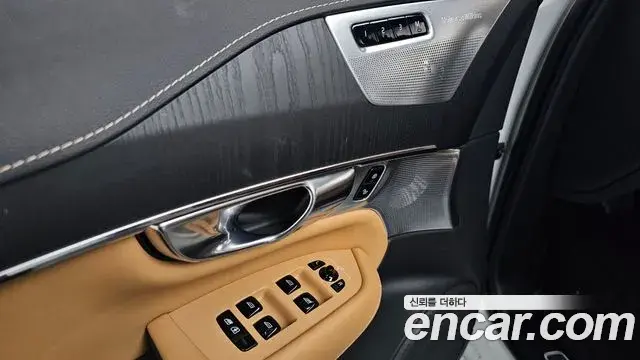 Volvo XC90 2021 — ფოტო 34/36